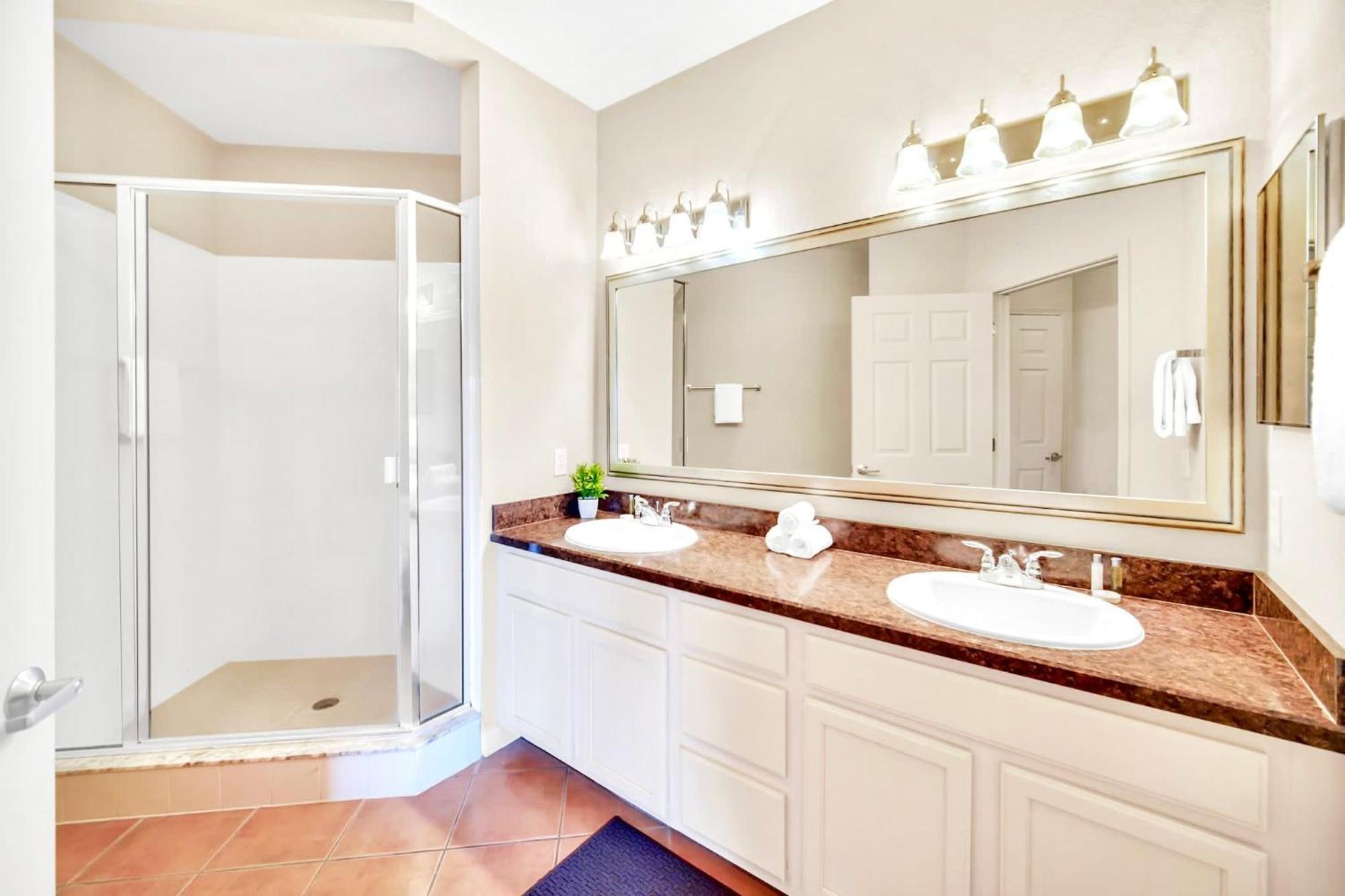 Near 2br King Queen With Hot Tub & Games Hébergement de vacances Orlando